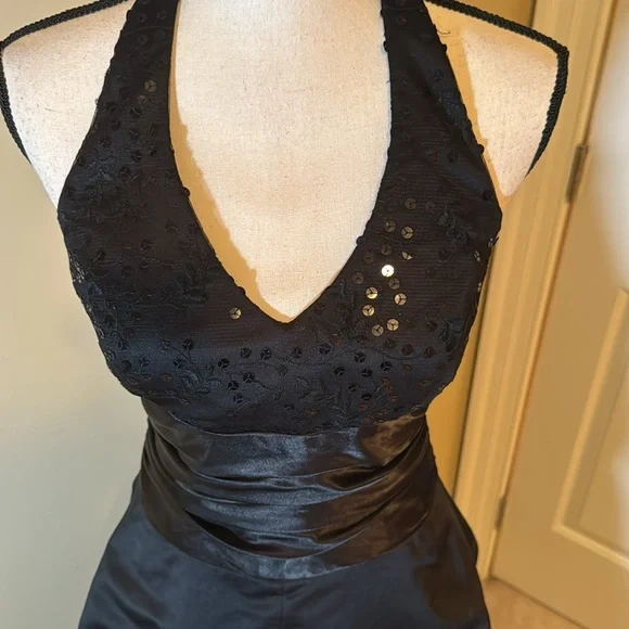 Beautiful vintage ballgown in black. Size 6. Fits like a size 4. - Picture 2 of 9